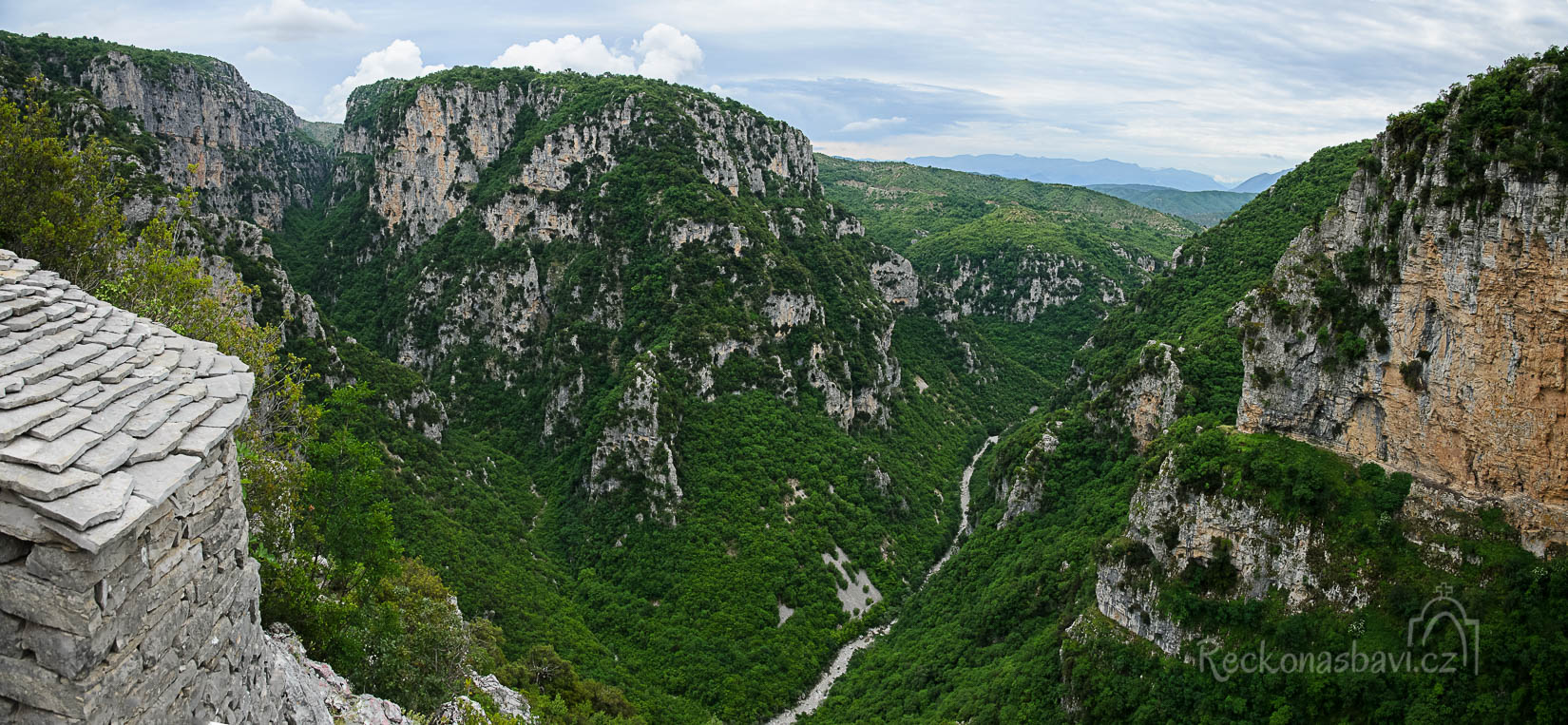 pohled od kláštera na majestátný kaňon Vikos a na jeho boční větev Mezaria (vlevo)