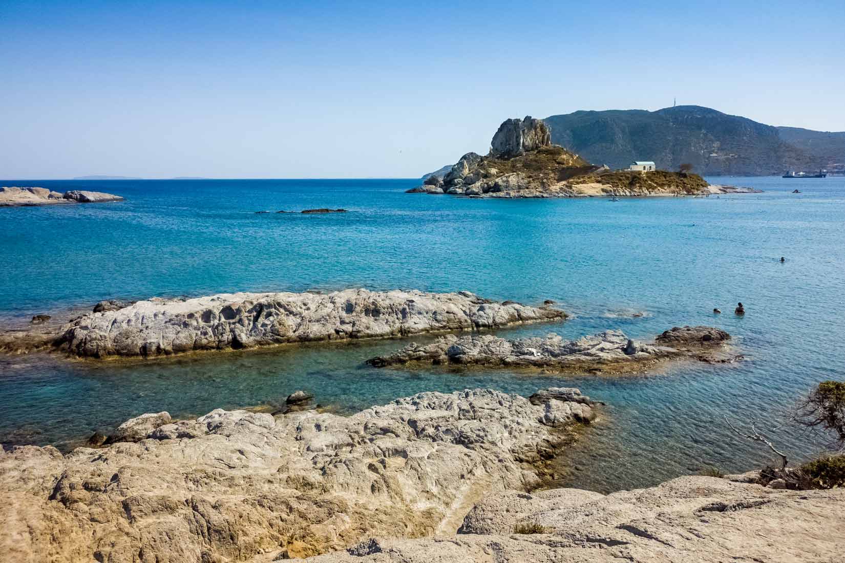 Ostrůvek Kastrí je vzdálen několik málo temp od Ag. Stefanos beach