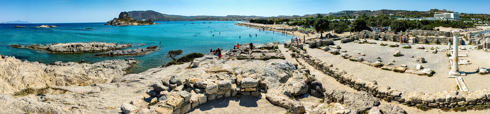 Širokoúhlé panorama Ag. Stefanos beach, baziliky a ostrůvku Kastrí