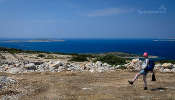... kocháme se pohledem na trajekt, který pluje na Kalymnos a vyrážíme na trek..