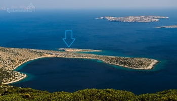 směr k ostrůvku s kaplí bychom měli, teď jen najít tu správnou cestičku :) Na obzoru jdou vidět ostrovy Kounoupi a Koutsomytis, kam se pořádají lodní výlety z Chory...