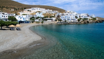 městská pláž u přístavu Pera Gialos