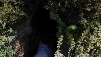vchod do bájné jeskyně Cave Of Negros poblíž pláže Vatses