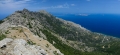 To jsou panoramata! Míříme na vrchol Tsolias (ten vlevo), vpravo nejvyšší hora Efanos. Za ní v dáli ostrovy Samos a Fourni. Na svazích v podhůří se výborně daří vinné révě.