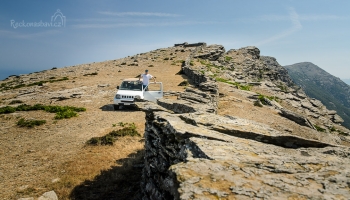 parkování na hřebenu u kamenných zdí