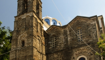ve vesnici Arenthousa najdete kostel Aghia Marina s impozantní zvonicí