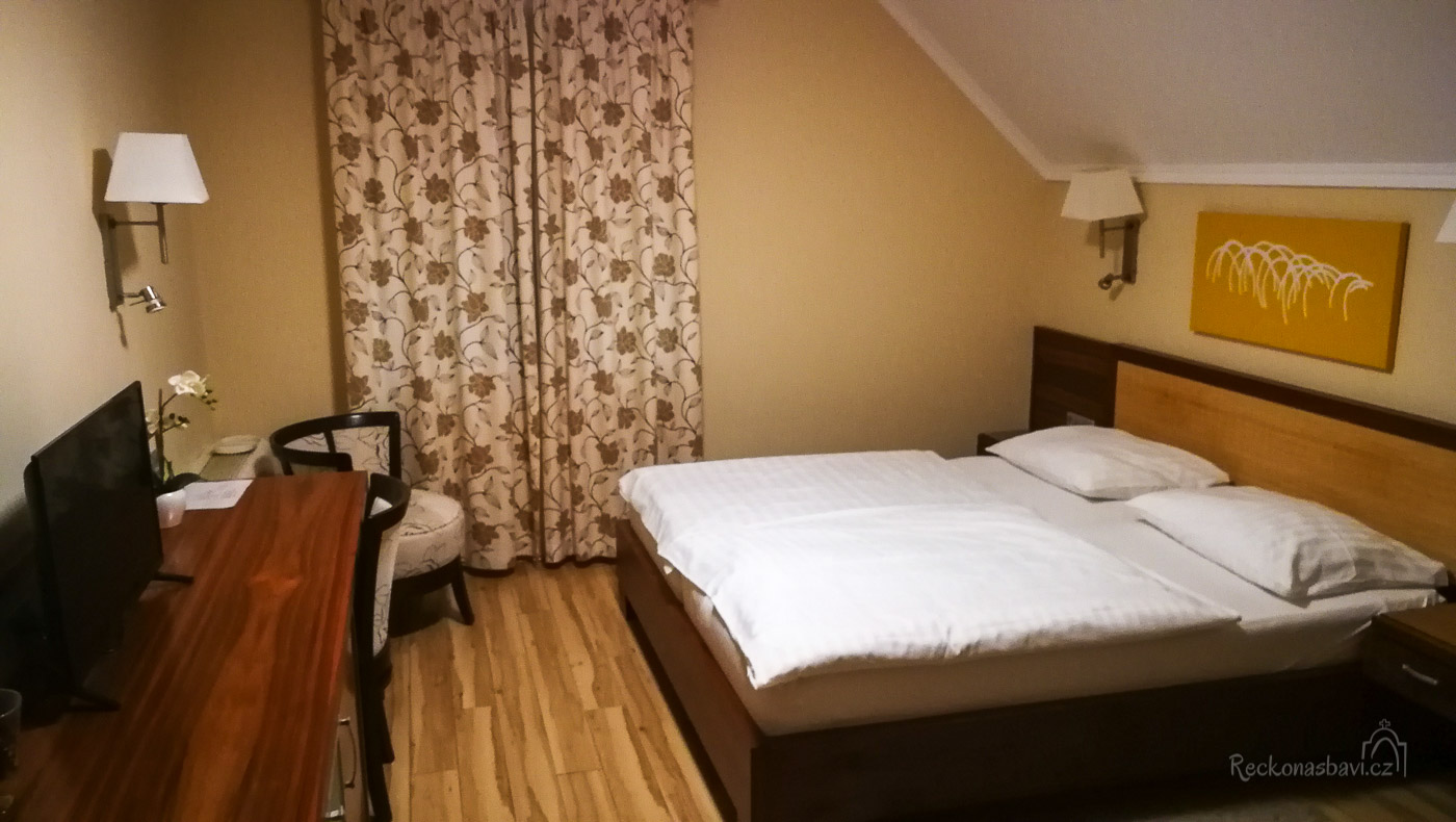 Neplánované ubytování na dálnici M5 v Mizse Motel (85€ za třílůžko)