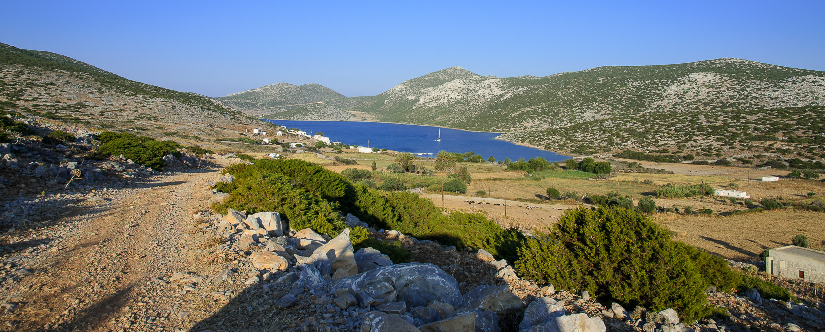 panoramatický pohled na zátoku Vathy a vesničku na konci světa
