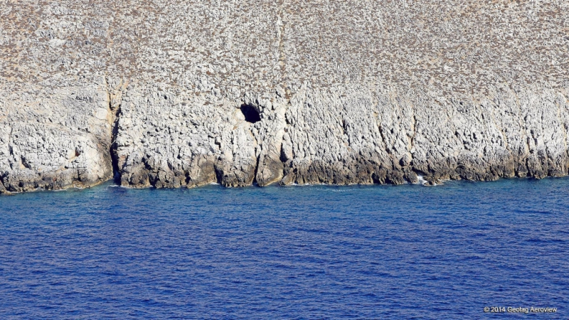 jeskyně je schovaná pár metrů nad mořem. Čeká vás hodně kamenitá cesta bez jakéhokoliv značení (zdroj: tripinview.com)