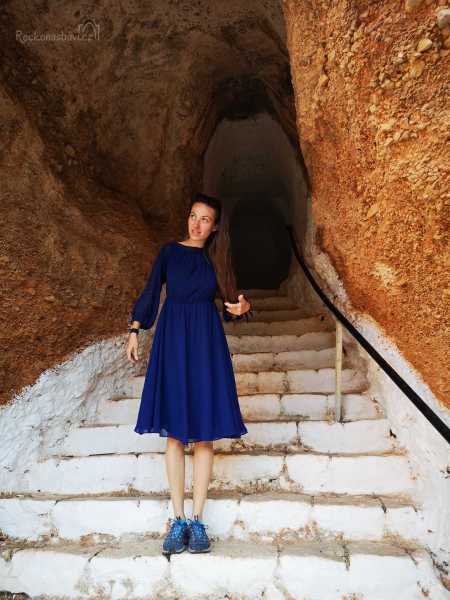 Abyste malou jeskyni mohli navštívit, musíte sejít po schodech krátkým neosvětleným tunelem. je to úžasný zážitek!