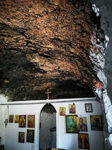 Nejvíc mě tady v tom naprostém klidu fascinovalo úžasné propojení kaple se stropem jeskyně.