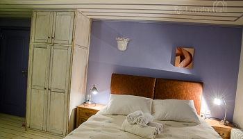 široká postel (bastia) v našem pokoji č.9 Peťule má velice často problém s tvrdou řeckou matrací, ale tady spala jako zabitá :)