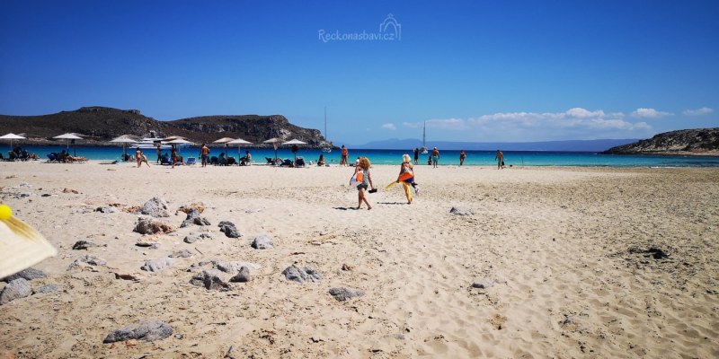 Část východním směrem se nazývá Fragos (Simos) beach, někdy je označována jako Sarakiniko.