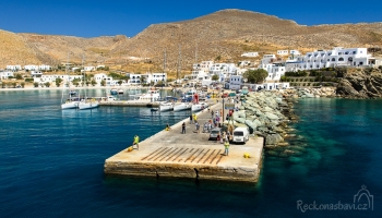 přístav Karavostasis - vstupní brána na Folegandros