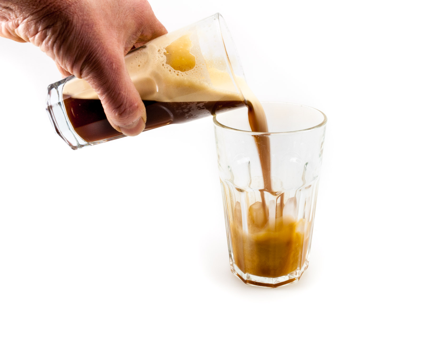 Freddo Espresso přelijeme do vhodného poháru s dostatečným množstvím ledových kostek