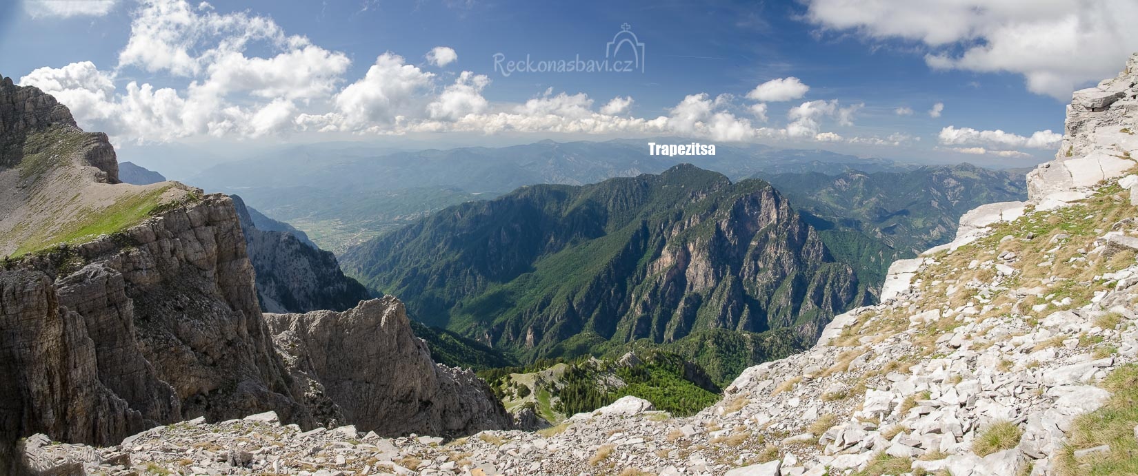 Stoupáme kolmo po okraji desky, abychom našli nějakou první vyhlídku, odkud si vychutnáváme výhled k městu Konitsa a k vrcholům Trapezitsa (nejvyšší má 2024m).