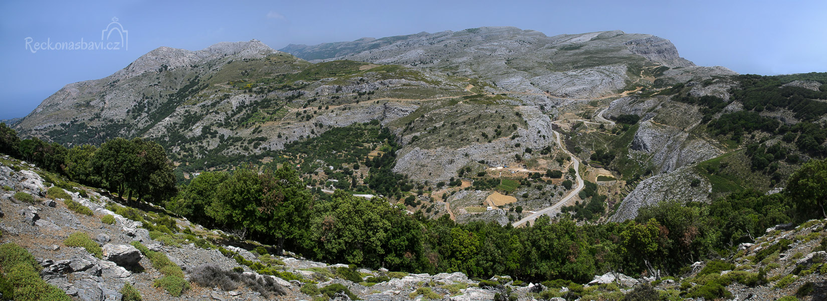 od kaple Christos se vám otevře úžasný výhled na nejvyšší hřeben Atheras