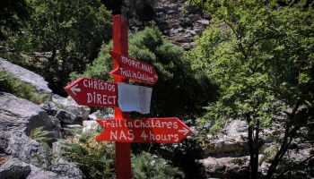 Chalares kaňon - jedno z mála turistických značení, které přežilo povodeň