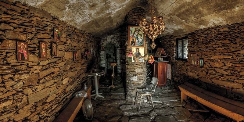 Interiér kapličky Agios Ioulita vás dostane do kolen hned při vstupu
