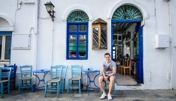 Kafenio bezpečně poznáte podle typicky dřevěných, většinou modrých, židliček s proplétaným sedátkem a na ní sedícím řeckým dědulou. Za pár let zarostu vousem a bude to dokonalý :)