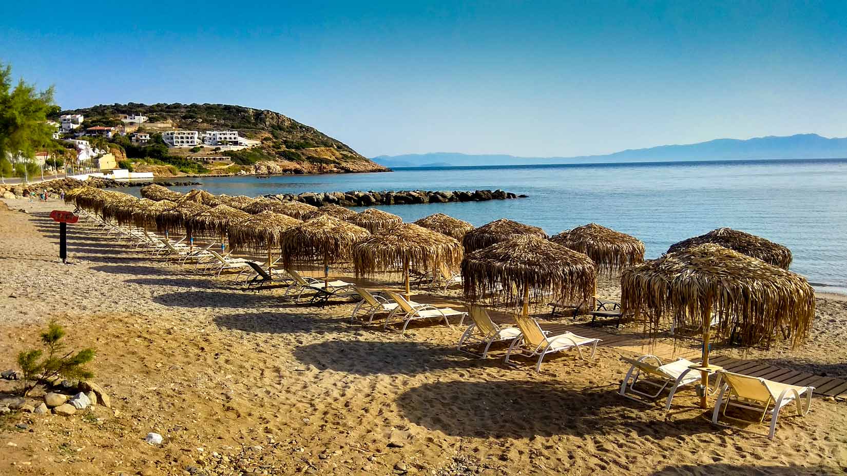Část pláže v Agia Pelagia je organizována