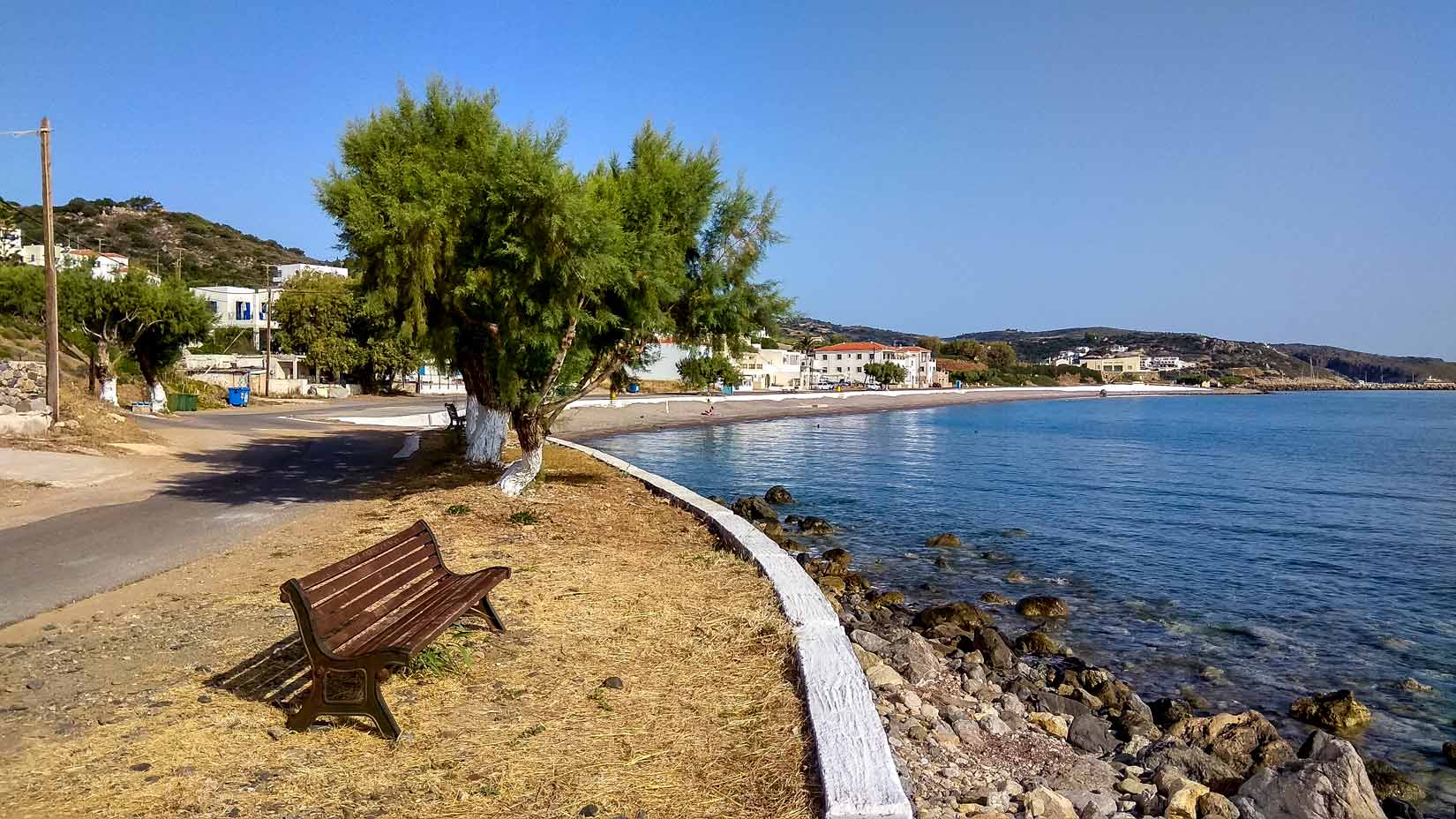 Delší část pláže v Agia Pelagia napravo od přístaviště je přírodní, bez servisu