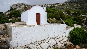 kaple nad parkovištěm v Mesochori