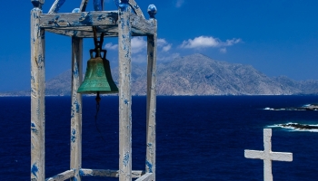 zvonice na výběžku Vourgounda - v pozadí ostrov Saria