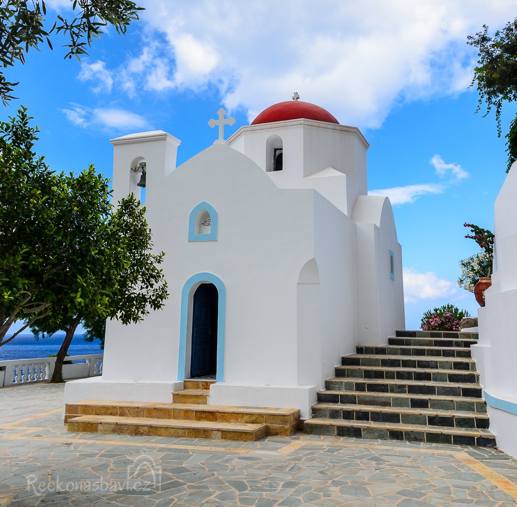 Kyra Panagia - kostelík s červenou kopulí a stejnojmennou pláží