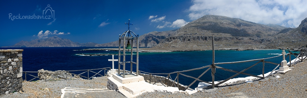 zvonice na výběžku Vourgounda - v pozadí ostrov Saria