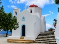 Kyra Panagia - kostelík s červenou kopulí a stejnojmennou pláží