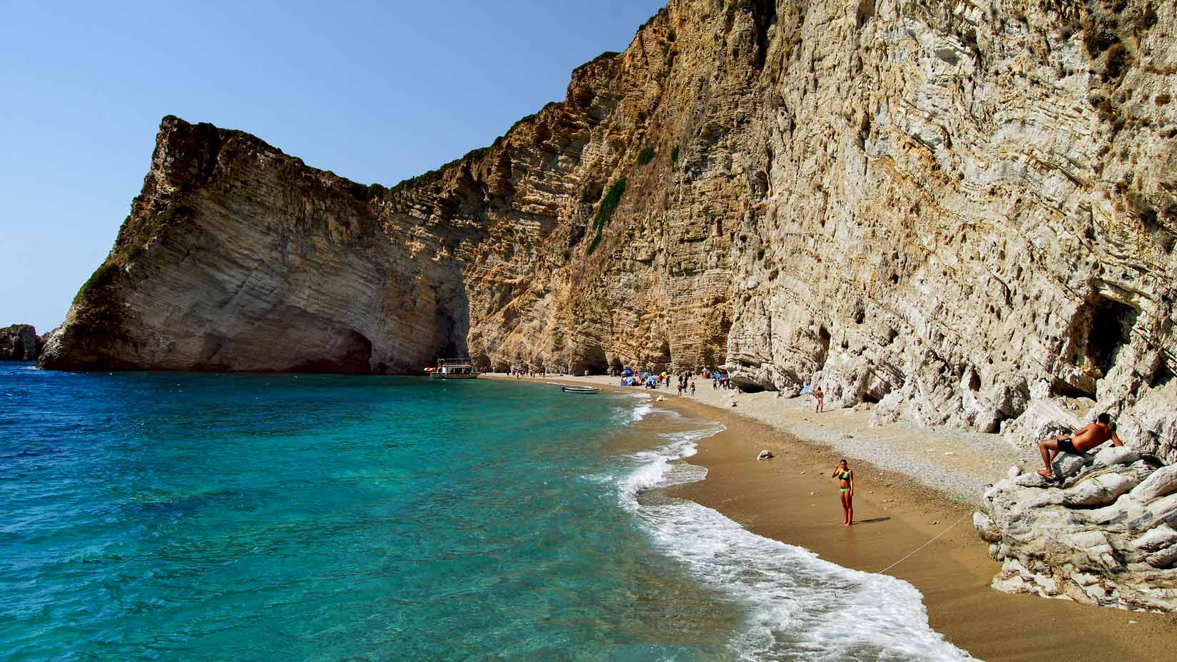 Pláž Chomí, též známa jako Rajská pláž. Úžasný kousek Korfu pod strmým útesem, přístupný pouze z moře