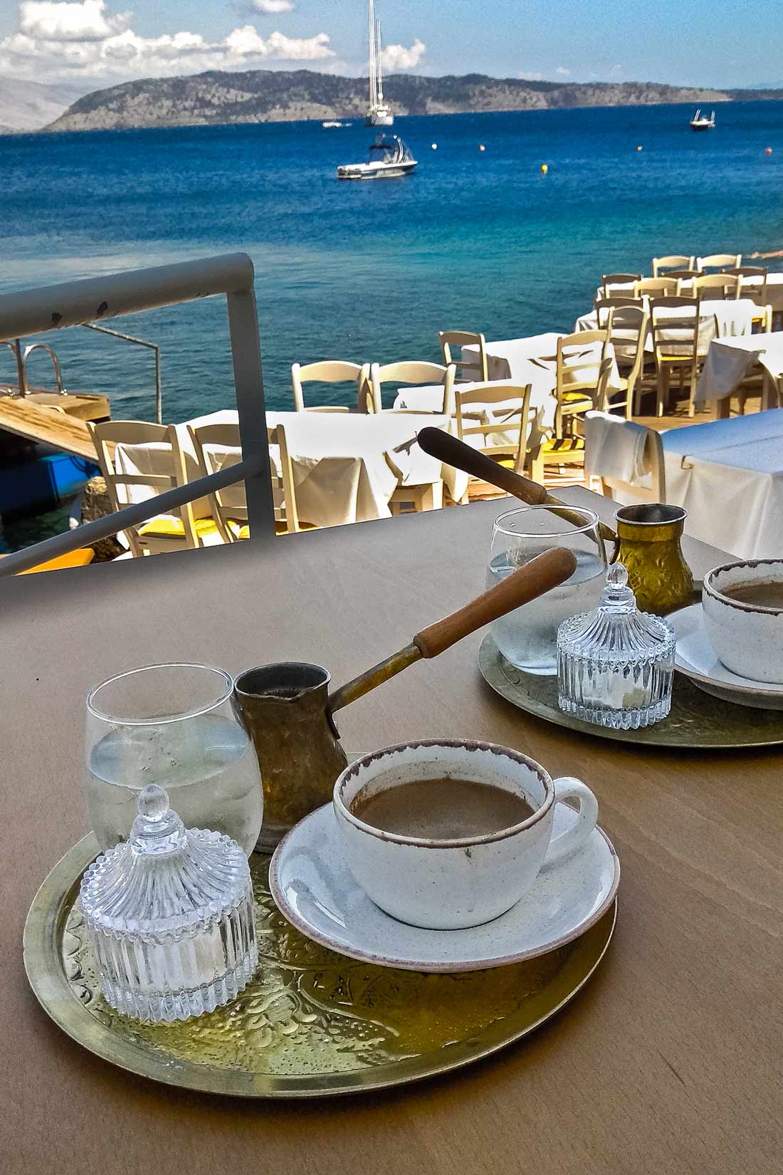 V džezvě poctivě připravená dvojitá Řecká káva v Bílé vile Lawrence Durrella. S výhledem na azurové moře, na obzoru Albánie.