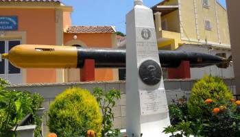 Památník s torpédem ve vesnici Afionas nad Porto Timoni. Pro nás suchozemce dost působivá smrtonosná hračička...