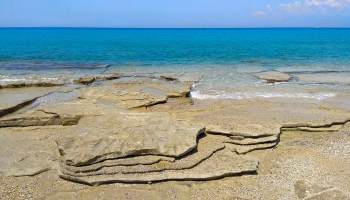 Pláž Almiros východně od Acharavi je tvořena dílem pískovcovými pláty, dílem oblázky. Krásný kus světa Korfu...