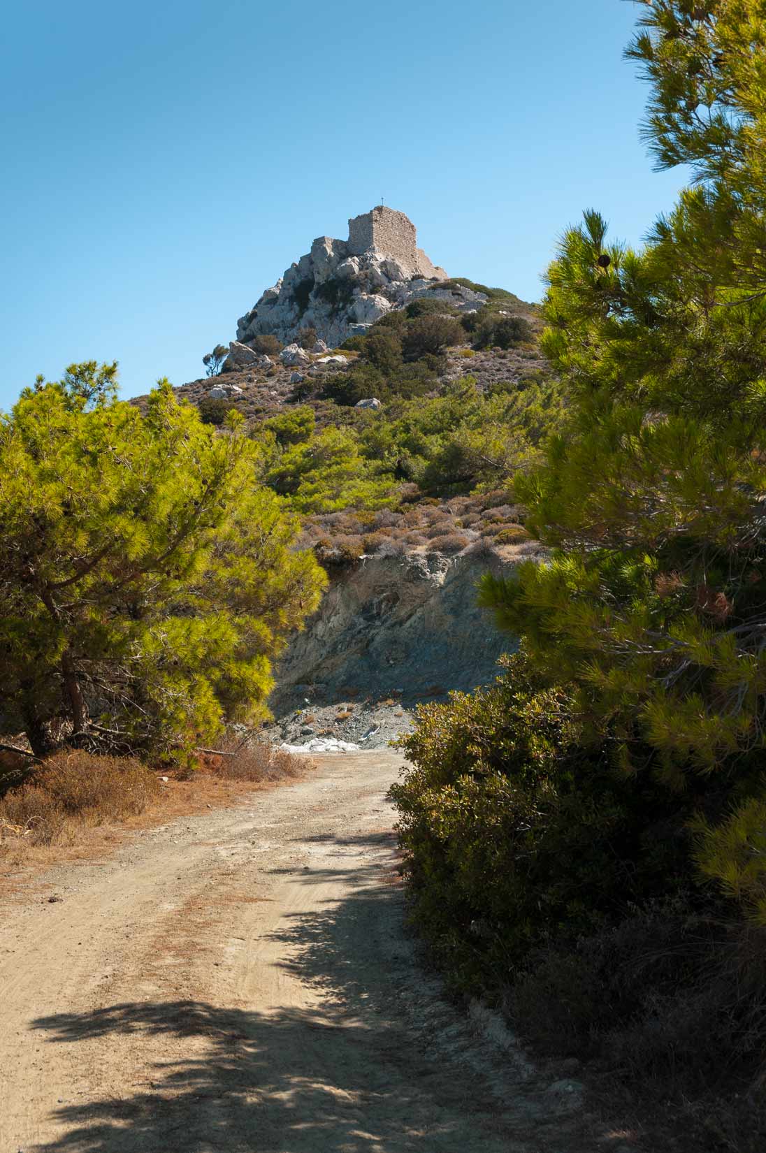 Prašnou cestou se můžete dostat až pod skalisko, na kterém se vypíná zřícenina hradu Kritinia Castle