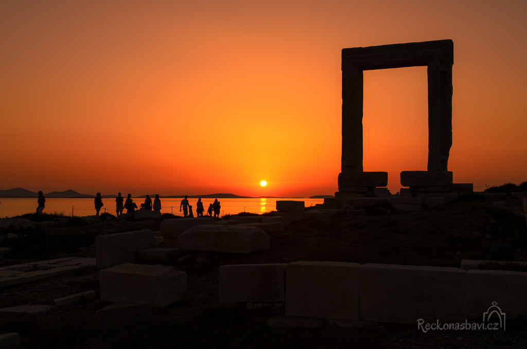 Naxos - západ slunce u Portary nesmí chybět v žádném itineráři!