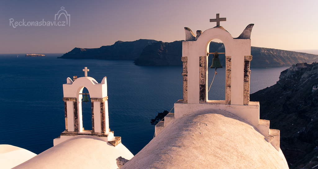 Santorini - kykládské zvonice v Oia (symbol našeho webu ŘNB)