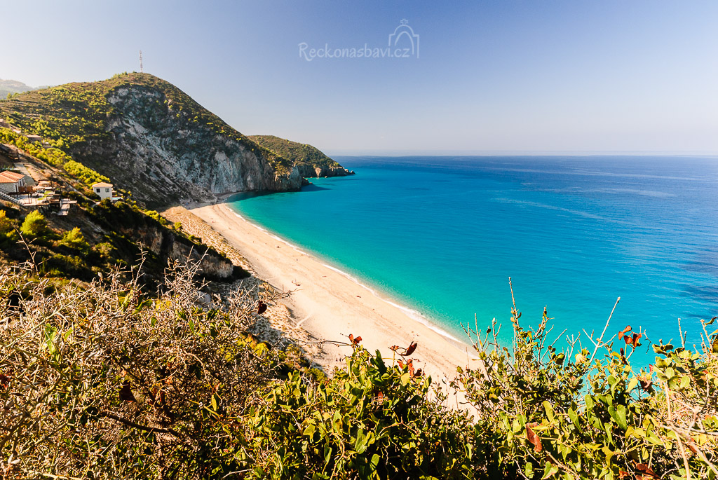 na pláž Milos se dostanete pohodovou cestičkou z rybářské vesničky Agios Nikitas ... jednoduše přes kopec :)