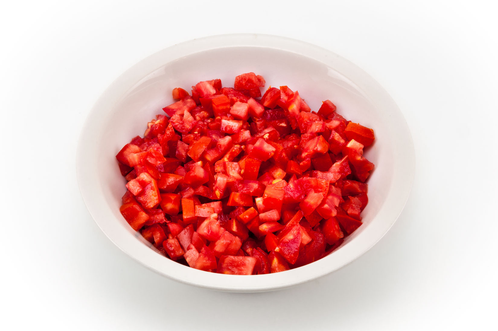Z rajčat odstraníme životodárné tekutiny i se semínky a nakostečkujeme je