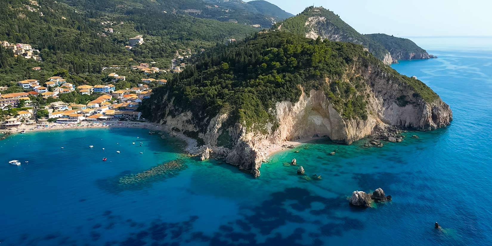 Z Agios Nikitas je to k Milos Hydden Beach necelých 400 metrů vodní stopou