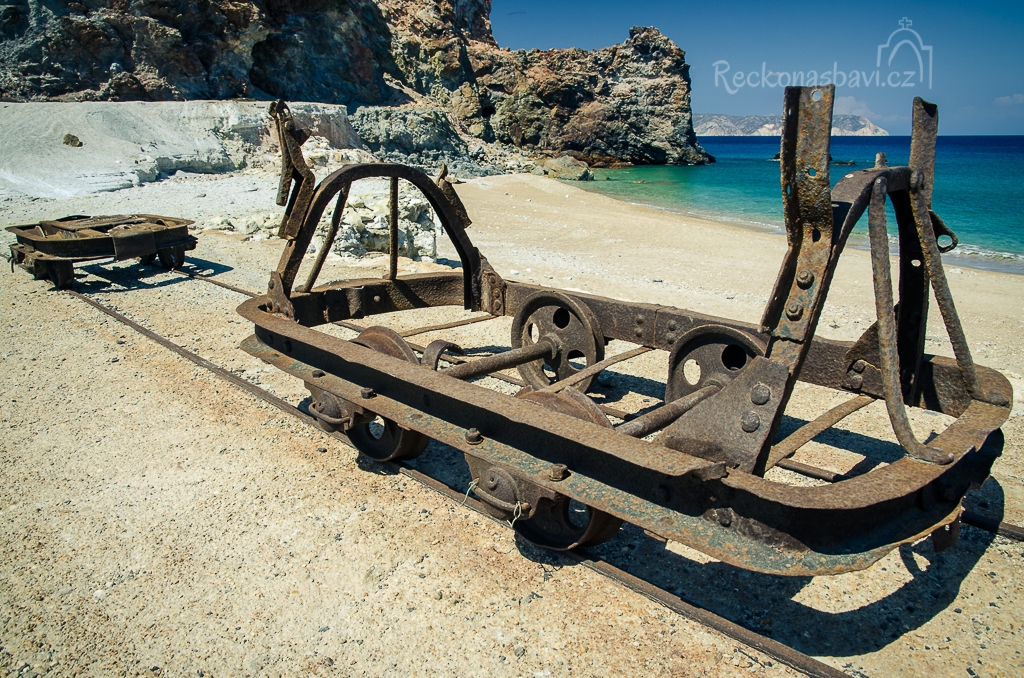 důlní vozíky s kolejnicemi hned vedle fantastické pláže... co víc si turista toužící po nevšedním zážitku může přát...