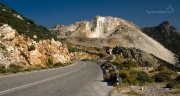 mramorová hora Bolimbas za vesnicí Kinidaros vás při cestě do Chory určitě donutí k zastavení