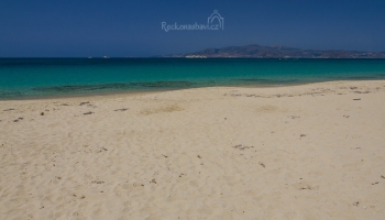 zlaté písky na pláži Plaka s přímým výhledem na ostrov Paros