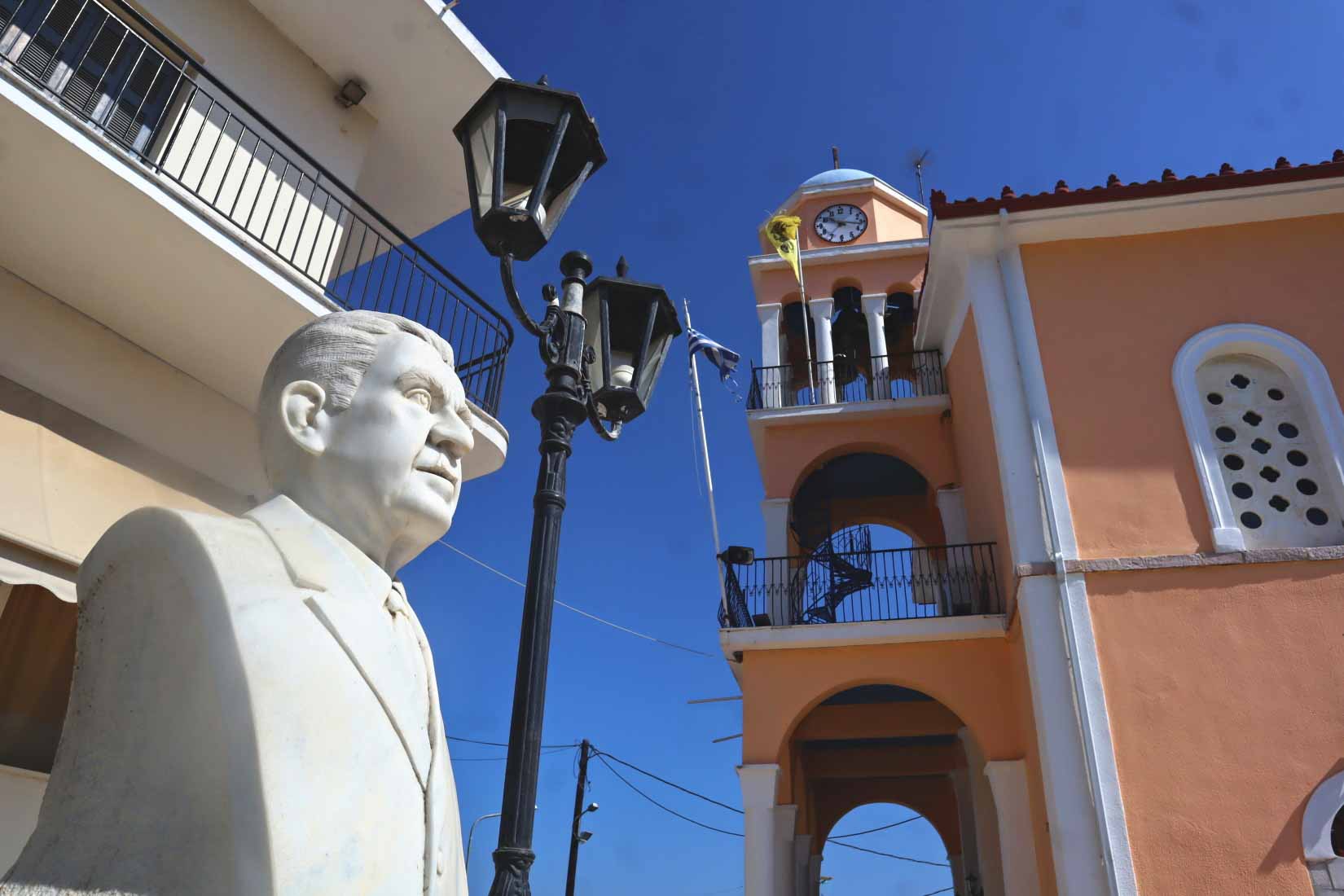 kostel na hlavním náměstí ve vesnici Charokopio