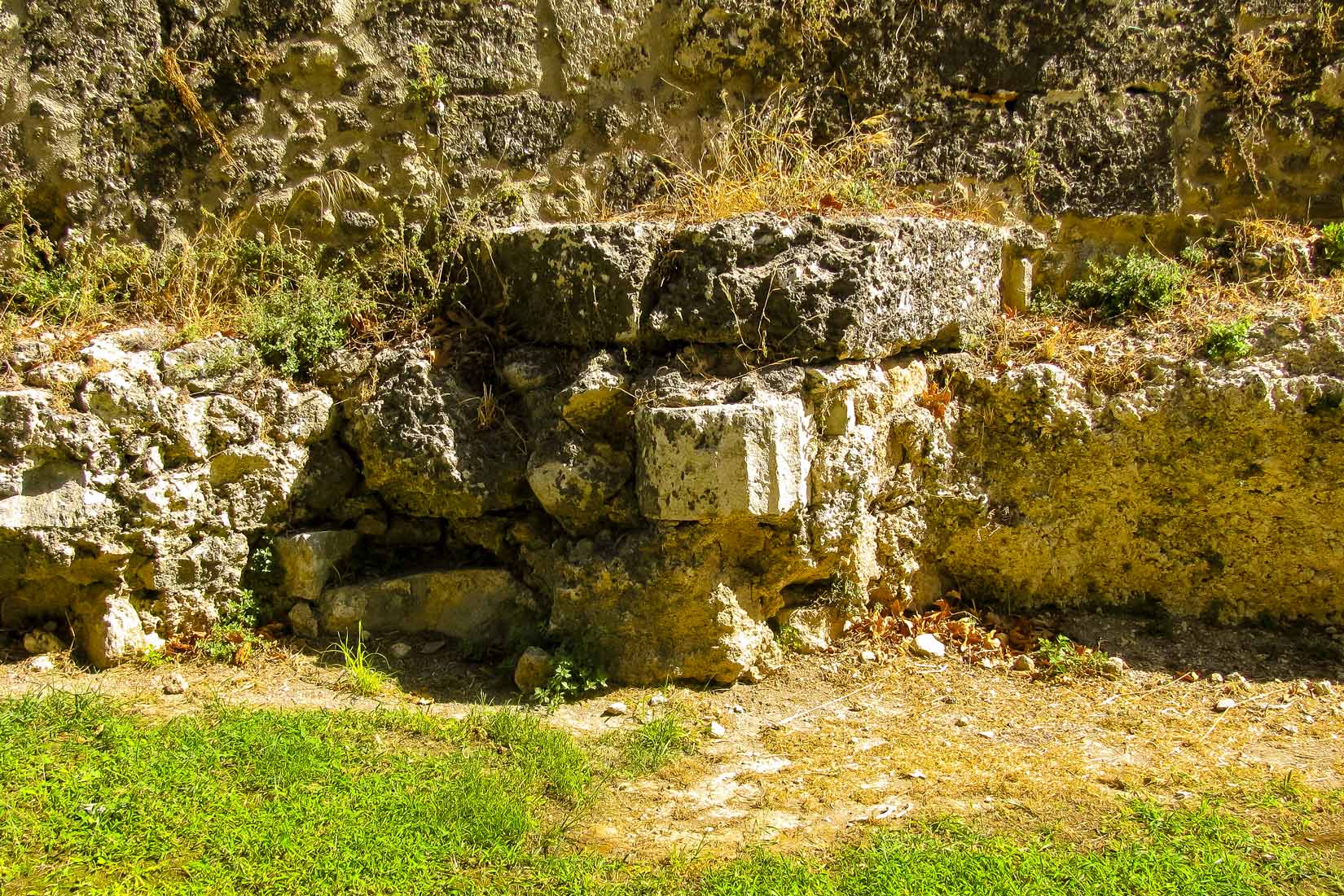 starověká sloupová hlavice v základech stavby