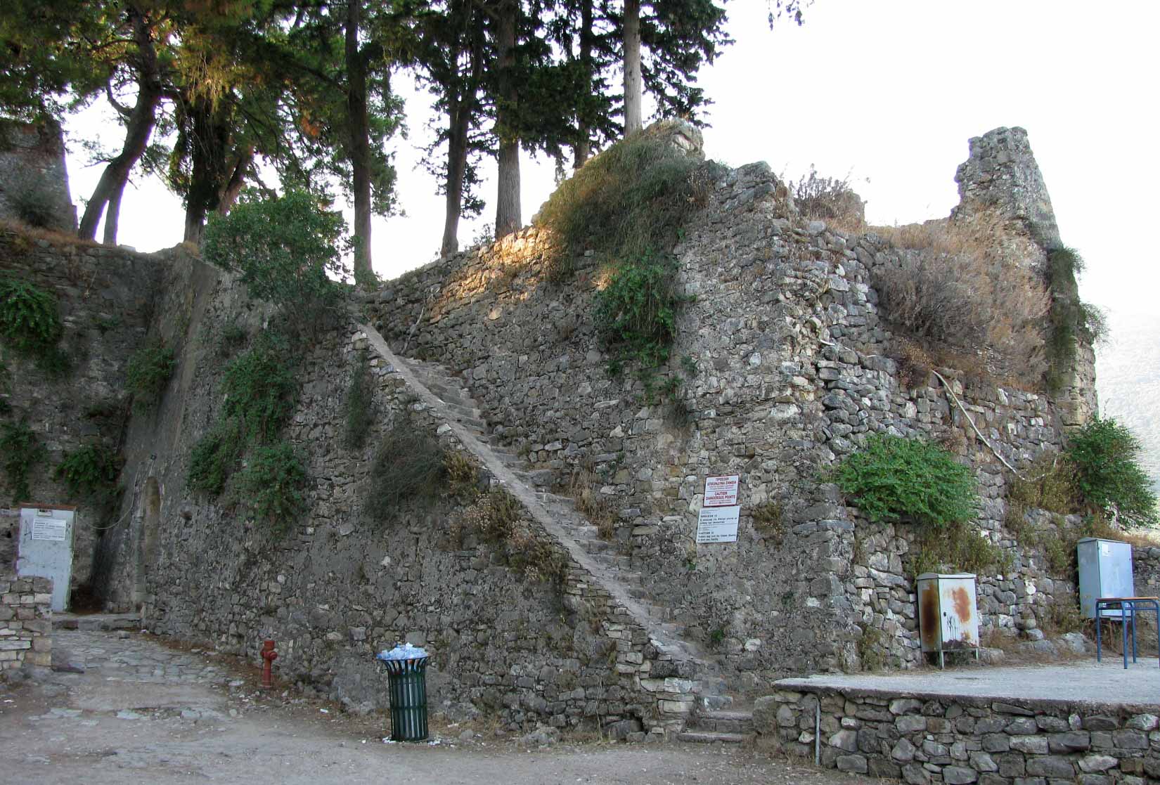 průřez hradbou, vlevo vzadu hlavní brána