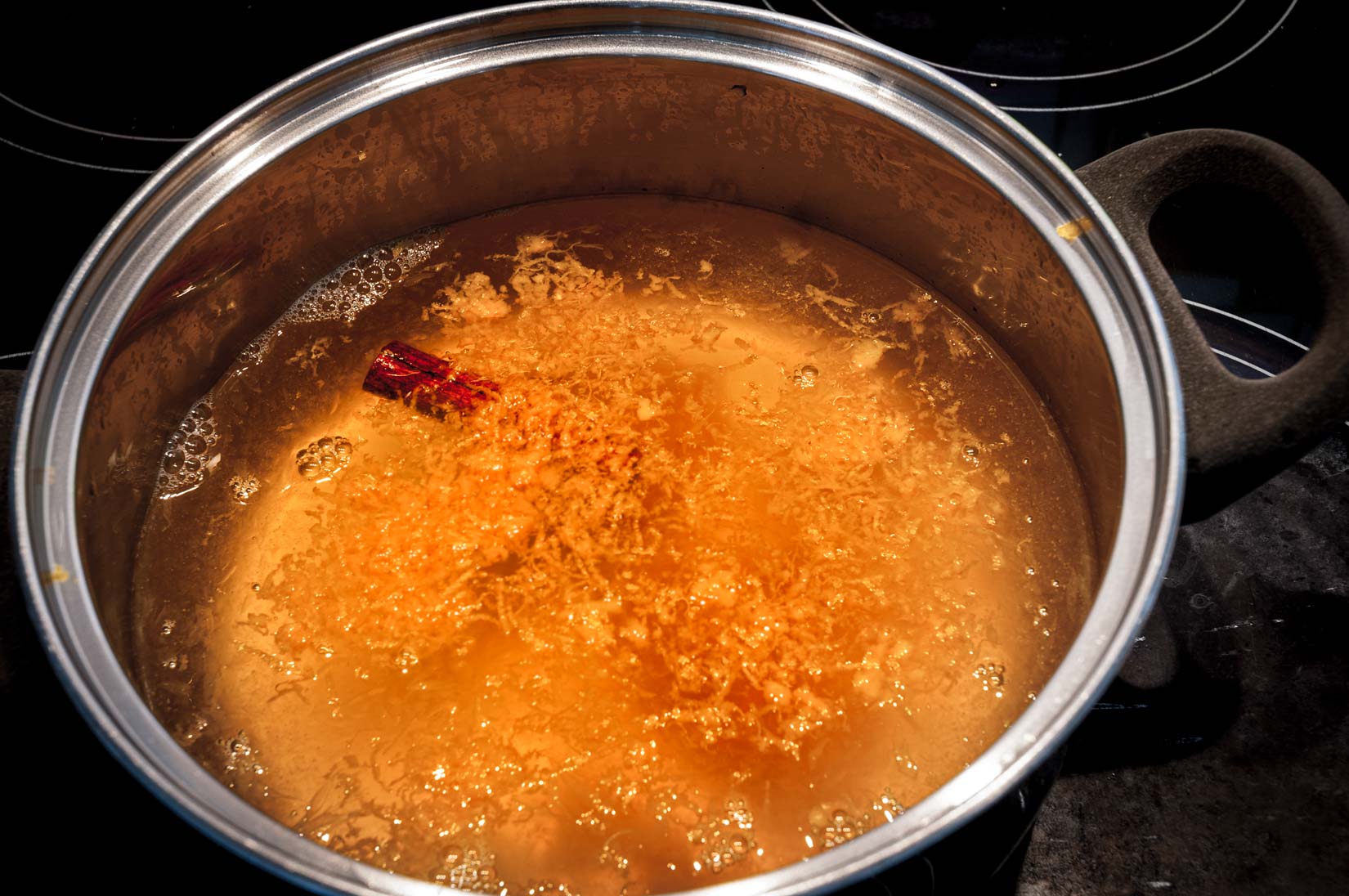 Do vychladlého základního sirupu přidáme nastrouhanou pomerančovou kůru, šťávu ze tří pomerančů a marmeládu