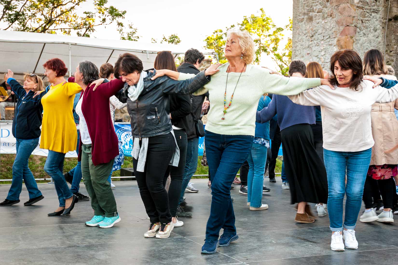 Řecké tance jsou velice společenské, tančit v páru nikoho ani nenapadlo