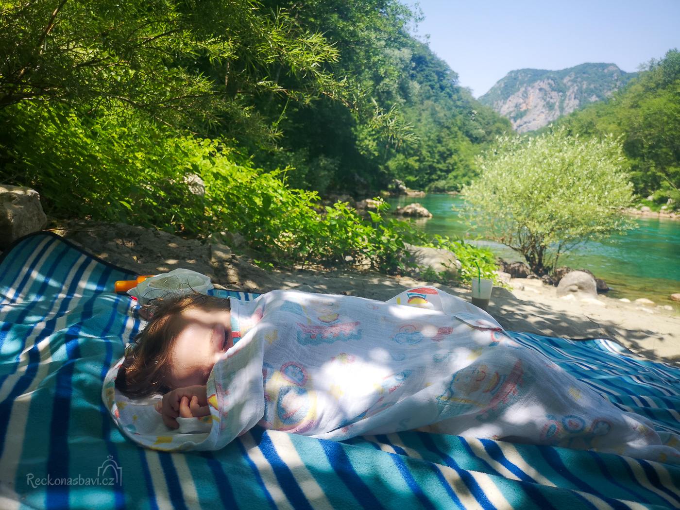Odpočinek u řeky Tara v NP Durmitor - Černá Hora